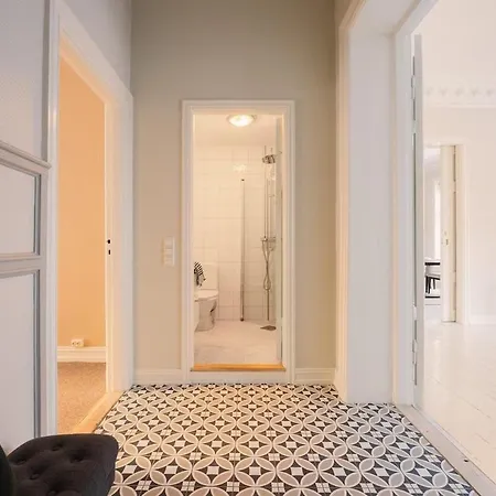 Stately In A Prime Location In דירה *