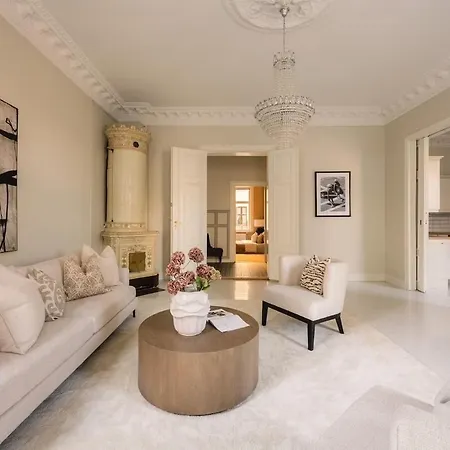 Stately In A Prime Location In דירה *